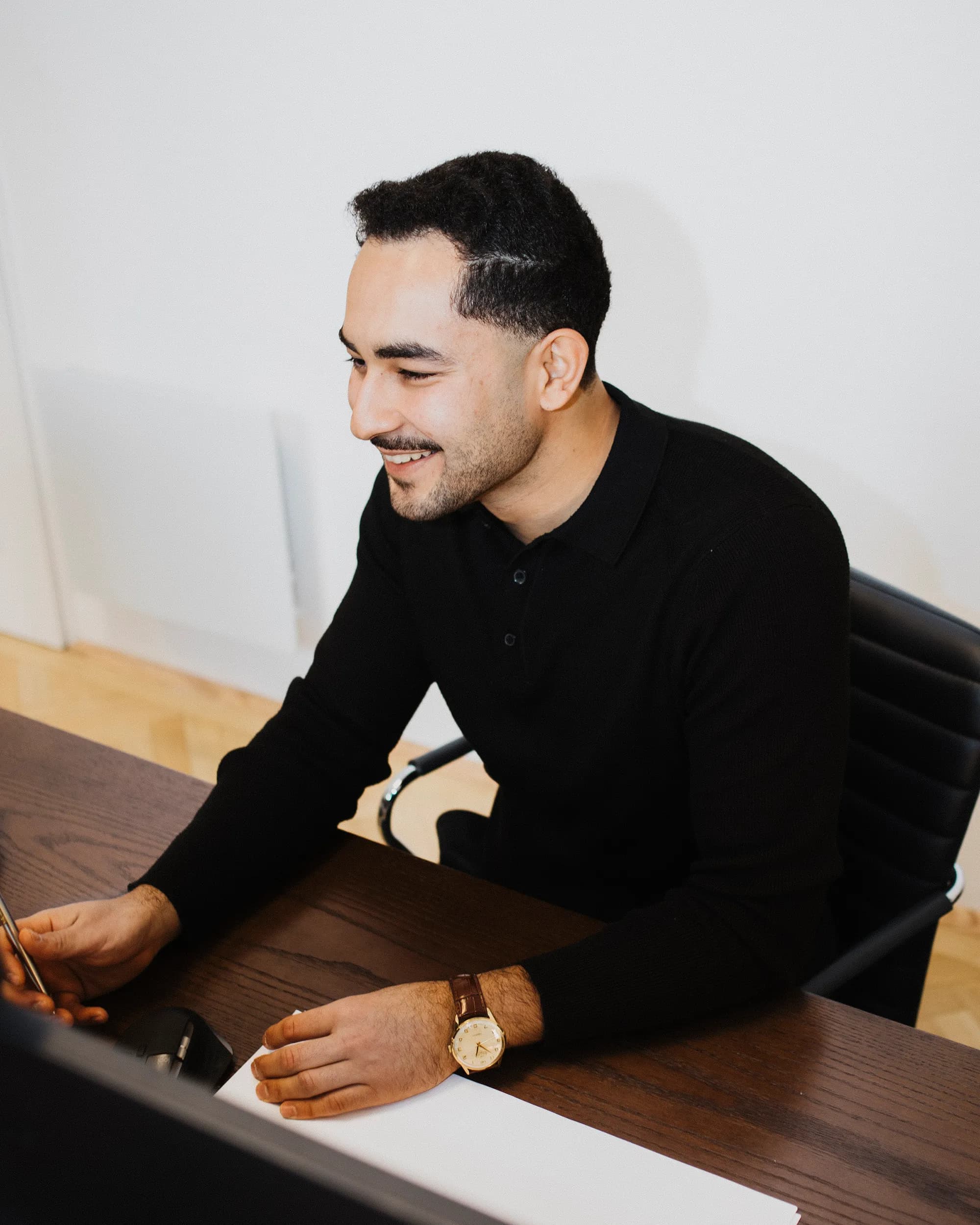 Tunahan, Managing Director of OSTWERK, working at the desk